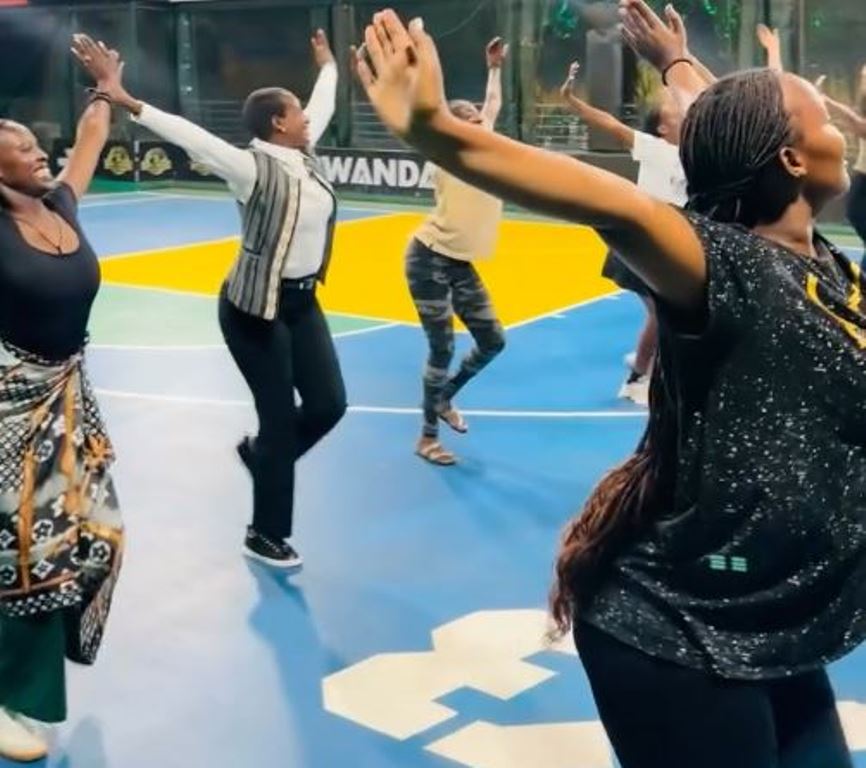 Uko Minisitiri Mukazayire yisanze mu myi...